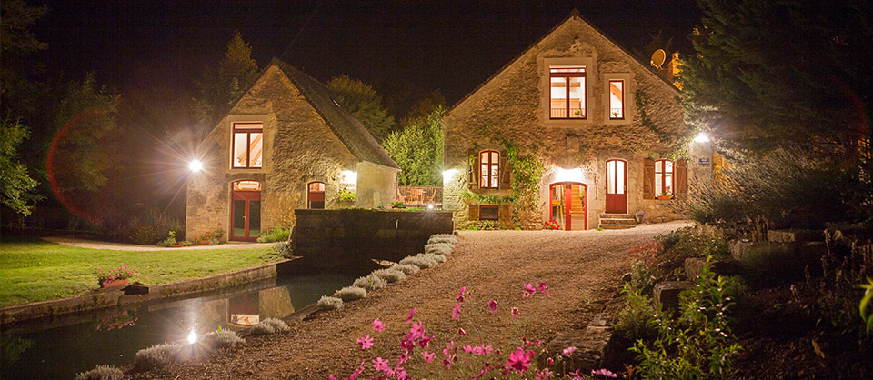 La maison principale et votre cottage la nuit ...