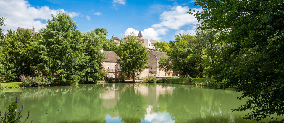 Le lac, le moulin et le village